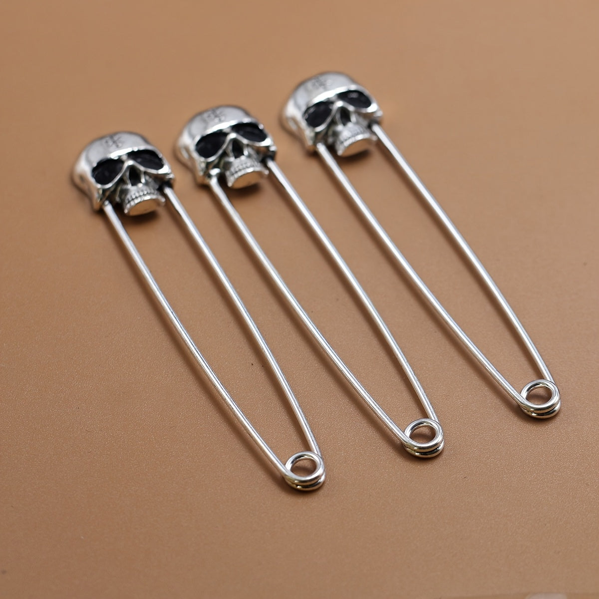 Load video: 1pc Punk Style Vintage Skull Pin Dark Gothic Brooch Clothes Waistband Accessories Ethnic Style Jewelry Brooch Men And Women Hip Hop